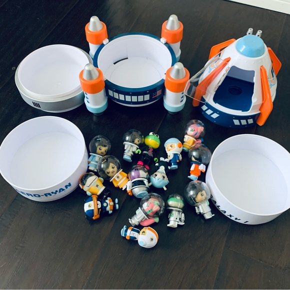 Ryan's World Galaxy Explorer Rocket 16 Pack Micro Figure Playset Spaceship Toy - Picture 10 of 13